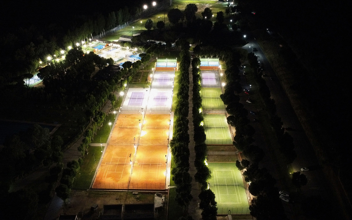 Las instalaciones del Club Deportivo Somontes ahora brillan con luz propia.
