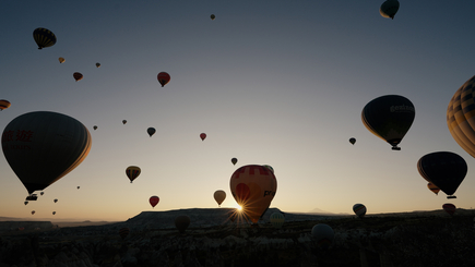 Hot air balloons rise above the Güvercinlik Valley. | Image: LEDVANCE 