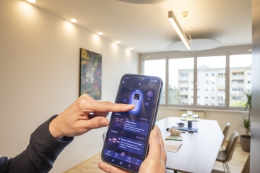 Die drahtlose Systemeinrichtung von DIRECT EASY im Besprechungsraum der Steuerberatungskanzlei macht zusätzliche Verkabelung überflüssig und minimiert Installationszeit und -kosten.