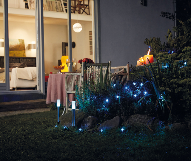 Smart+ devices are also available for outdoor applications, e.g. the two Gardenpole luminaire columns seen here on the left in the foreground. Image: Ledvance