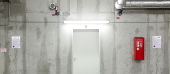 Liiketunnistinvalaistu pysäköintihalli