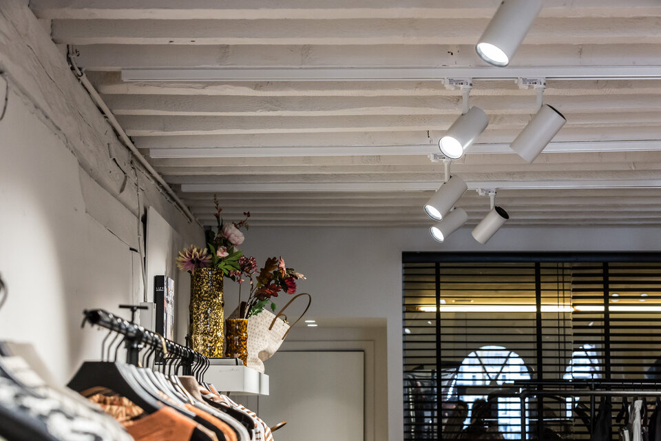 Stijlvolle en strakke shoplighting voor Barcatex Antwerpen