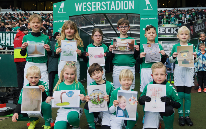 Kinder im Alter von sechs bis neun Jahren wurden dazu aufgerufen, ihre ganz persönliche Fußball-Traumlampe zu gestalten. Eine Jury hat die elf kreativsten Entwürfe ausgewählt. 